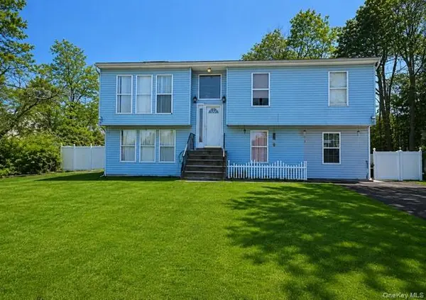 54 Beacon ST, Shirley, NY 11967