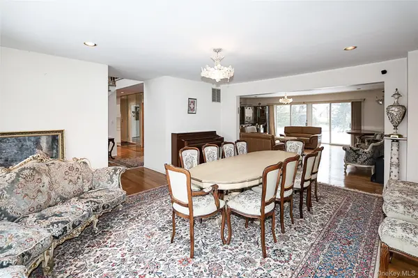 28 Polo RD, Great Neck, NY 11023