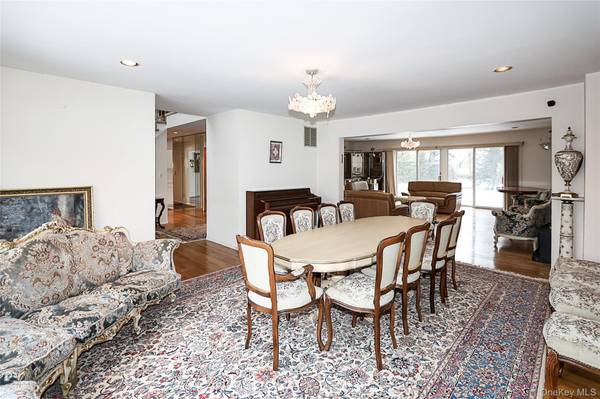 28 Polo RD, Great Neck, NY 11023