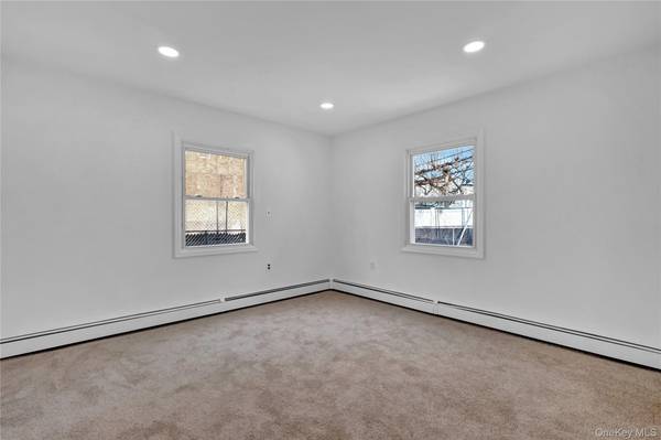 31 Bluespruce RD, Levittown, NY 11756