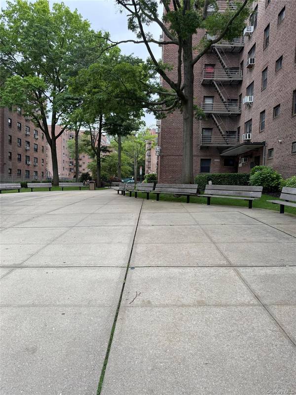 87-56 Francis Lewis Blvd #B31, Queens Village, NY 11427