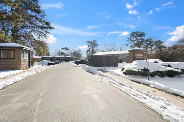 19 Newbrook #19, Bay Shore, NY 11706