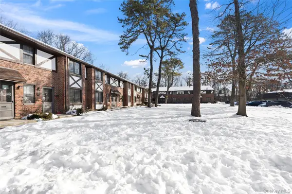 19 Newbrook #19, Bay Shore, NY 11706