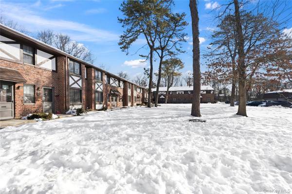 19 Newbrook #19, Bay Shore, NY 11706