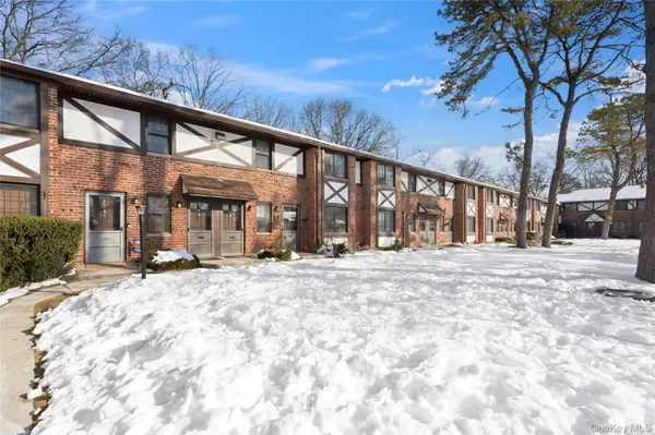 19 Newbrook #19, Bay Shore, NY 11706