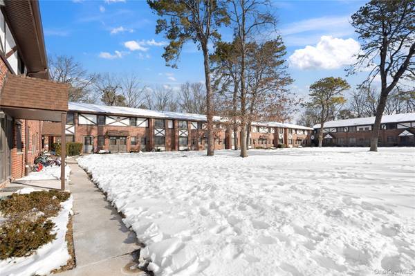 19 Newbrook #19, Bay Shore, NY 11706