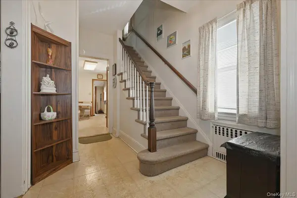 25 Raymond ST, Rockville Centre, NY 11570