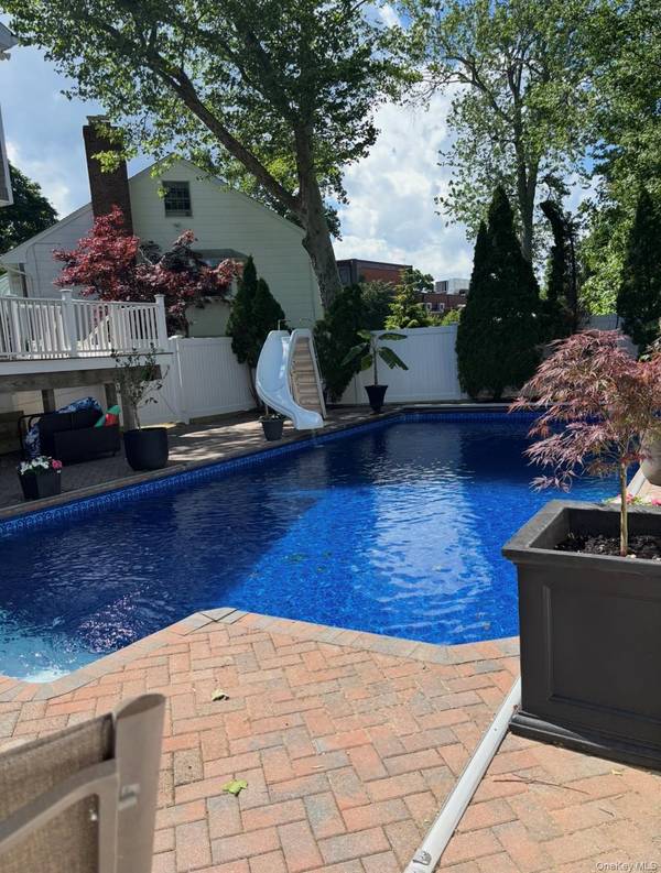 2043 Ripley, Merrick, NY 11566