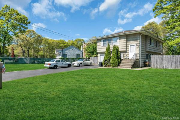 106 Summit DR, Smithtown, NY 11787