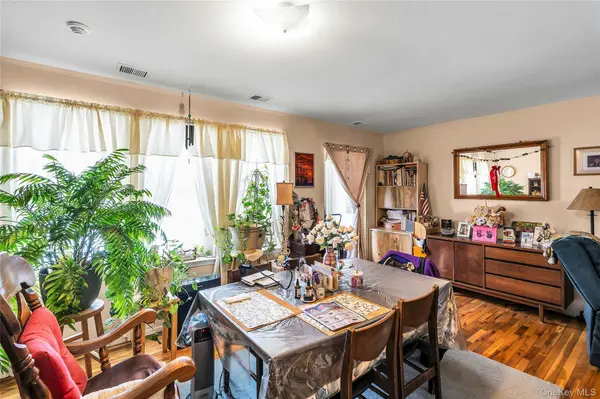 280 Artist Lake DR, Middle Island, NY 11953