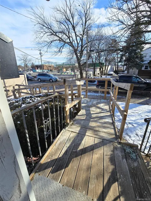 27 Midwood ST, Hempstead, NY 11550