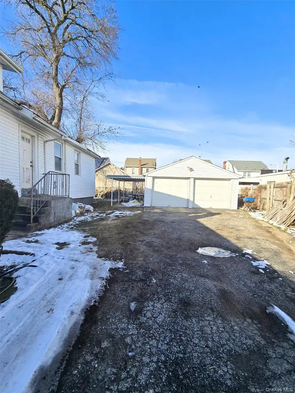 27 Midwood ST, Hempstead, NY 11550