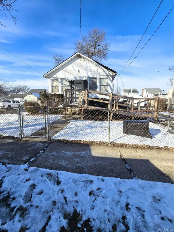 27 Midwood ST, Hempstead, NY 11550
