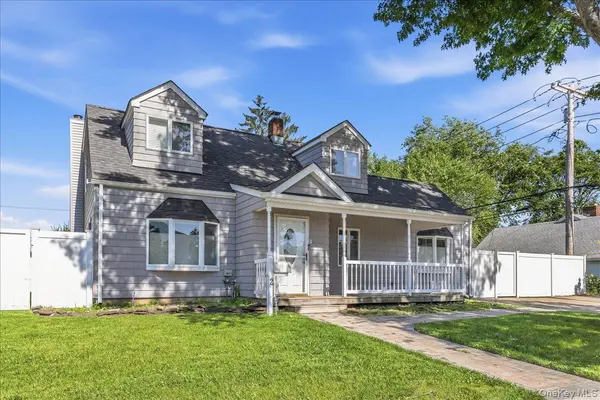 2 Violet LN, Levittown, NY 11756