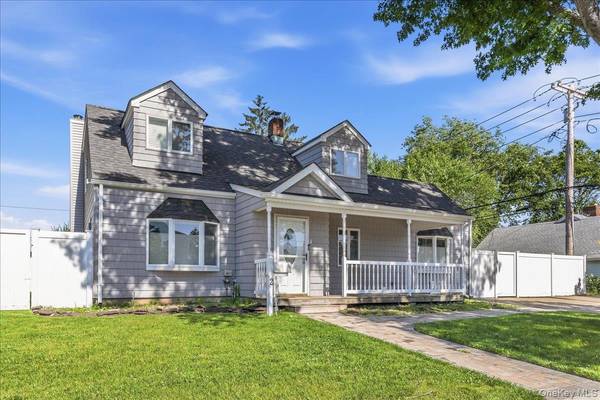 2 Violet LN, Levittown, NY 11756
