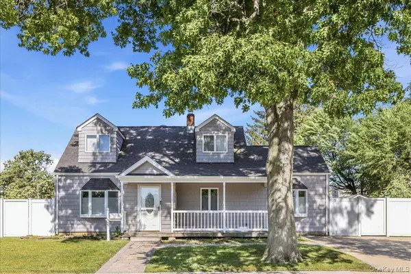 2 Violet LN, Levittown, NY 11756