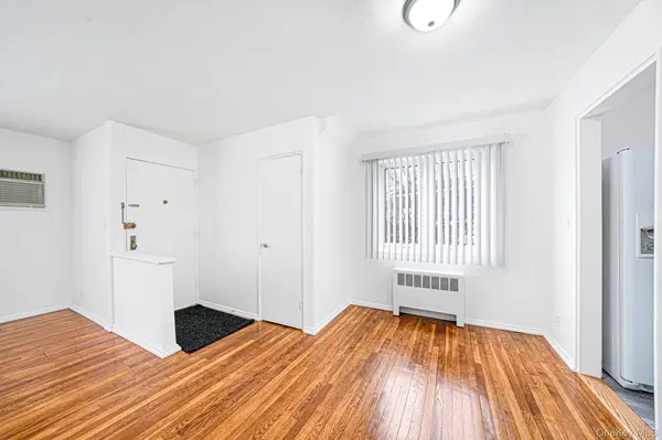 1346 Bell Blvd #211, Bayside, NY 11360