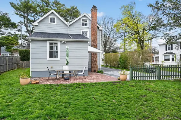 22 Perry AVE, Bayville, NY 11709