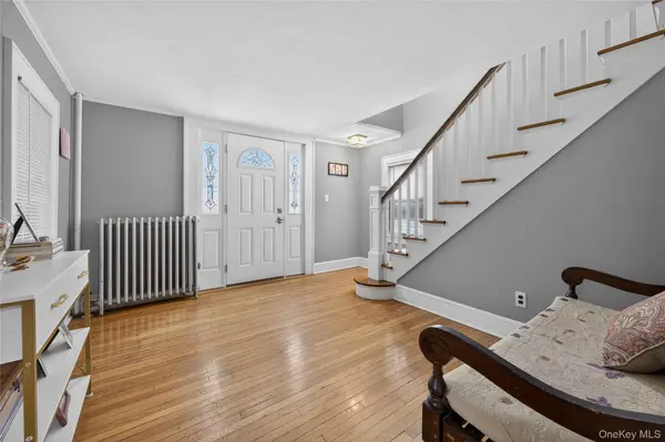 22 Perry AVE, Bayville, NY 11709