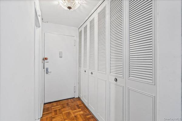 18-05 215th ST #8C, Bayside, NY 11360