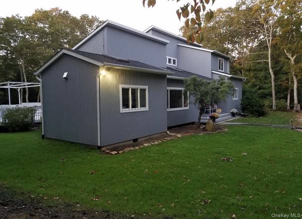 10 Skyes Neck CT, East Quogue, NY 11942