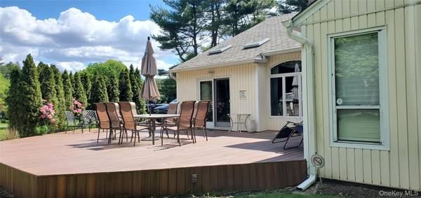 7 Albertson LN, Old Westbury, NY 11568