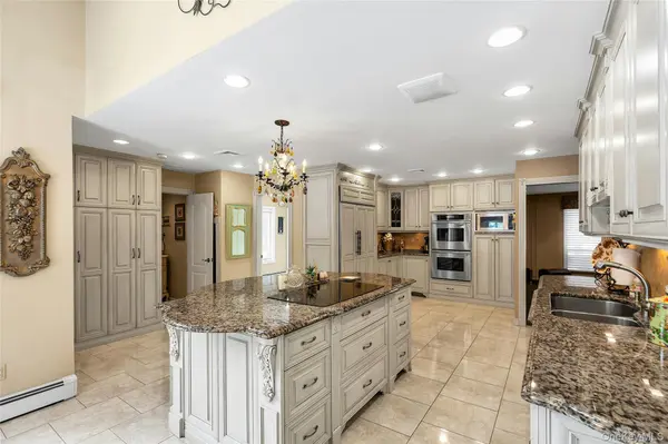 7 Albertson LN, Old Westbury, NY 11568