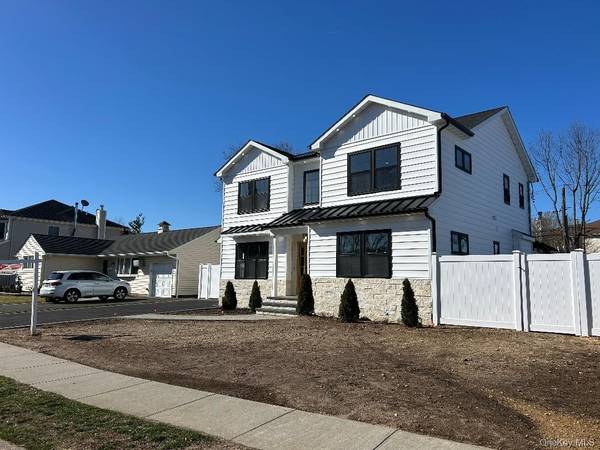 26 Essex RD, Bethpage, NY 11714