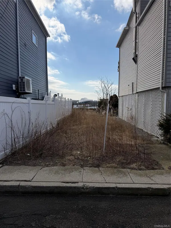 308 E 8th RD, Broad Channel, NY 11693