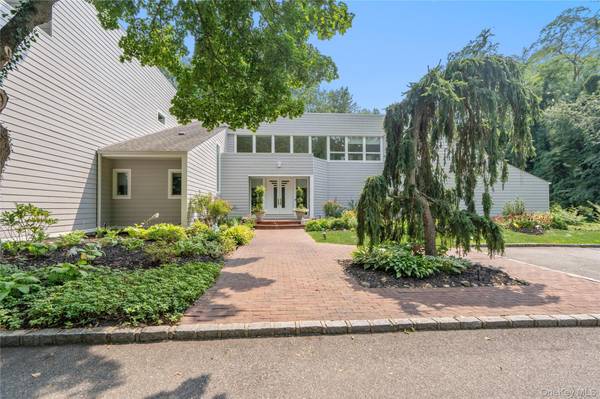 91 Hoaglands LN, Old Brookville, NY 11545
