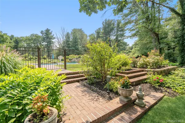 91 Hoaglands LN, Old Brookville, NY 11545