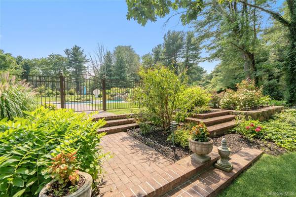 91 Hoaglands LN, Old Brookville, NY 11545