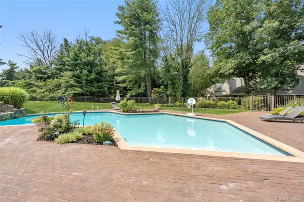 91 Hoaglands LN, Old Brookville, NY 11545