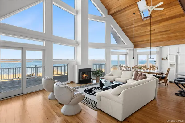 8 Dune LN, Westhampton Dunes, NY 11978