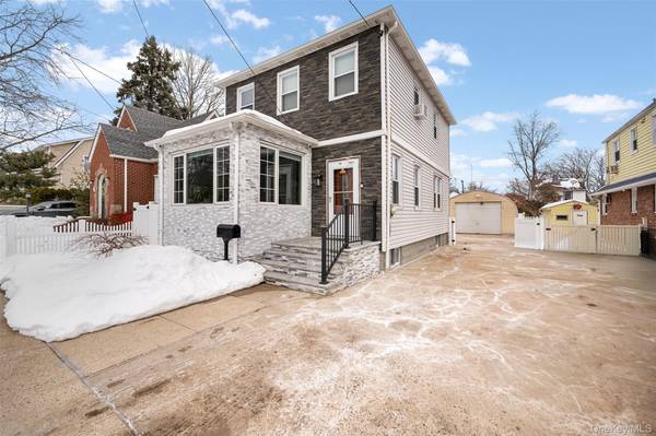 35 Barwick ST, Floral Park, NY 11001