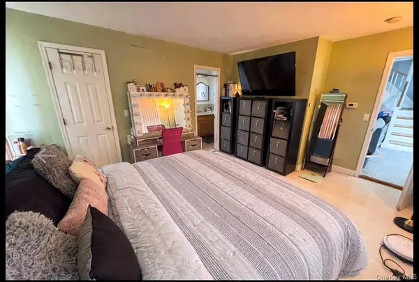131 E Alhambra AVE, Lindenhurst, NY 11757