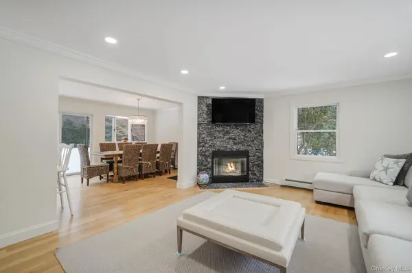19 Pine Tree LN, East Quogue, NY 11942