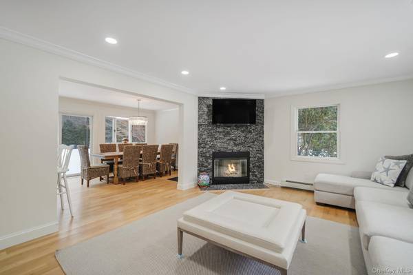 19 Pine Tree LN, East Quogue, NY 11942