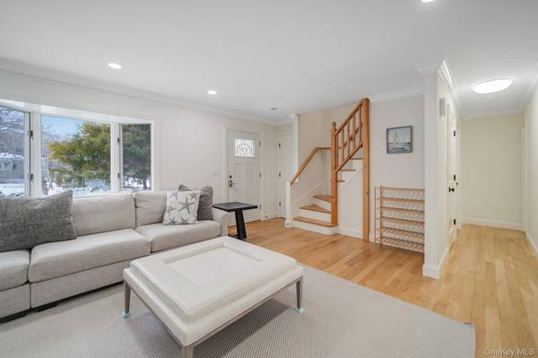 19 Pine Tree LN, East Quogue, NY 11942