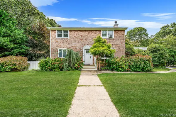 19 Pine Tree LN, East Quogue, NY 11942