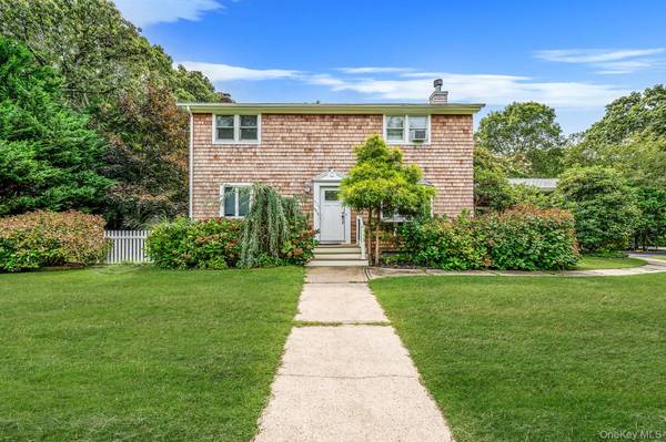 19 Pine Tree LN, East Quogue, NY 11942