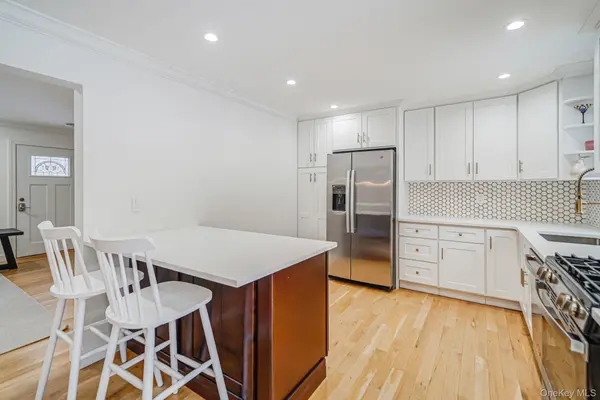 19 Pine Tree LN, East Quogue, NY 11942