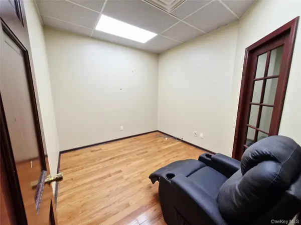 121 W Oak ST #STE 2, Amityville, NY 11701