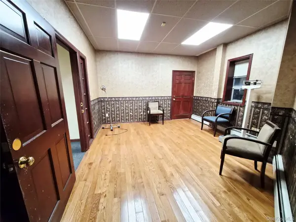 121 W Oak ST #STE 2, Amityville, NY 11701