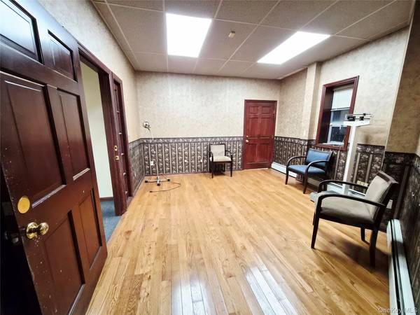 121 W Oak ST #STE 2, Amityville, NY 11701