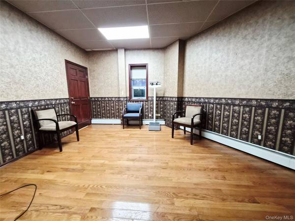 121 W Oak ST #STE 2, Amityville, NY 11701