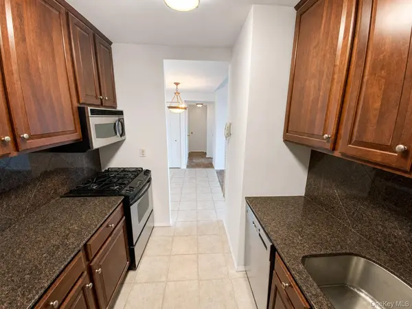 27110 Grand Central Pkwy #10F, Floral Park, NY 11005