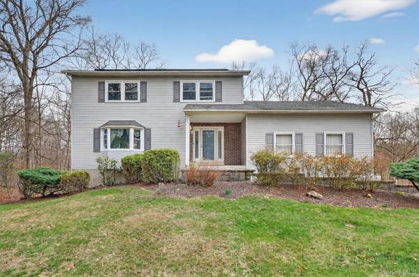 24 Pellbridge DR, Hopewell Junction, NY 12533