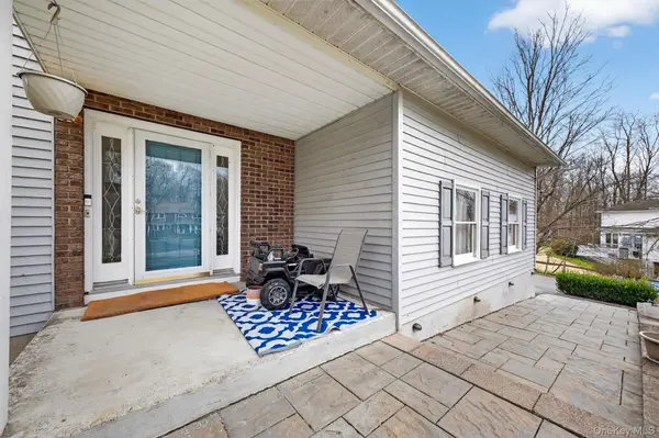 24 Pellbridge DR, Hopewell Junction, NY 12533