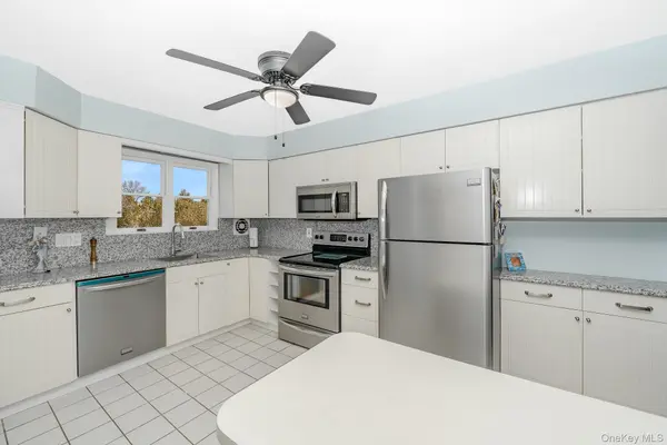 24 Brooktree CIR, Lindenhurst, NY 11757